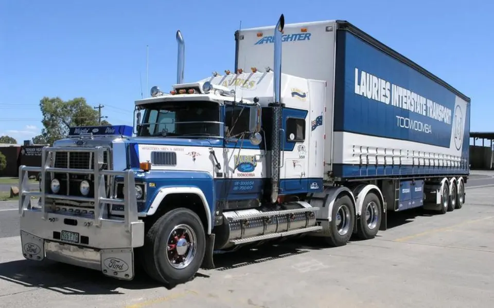 શા માટે ઘરેલું ટ્રક તેમની એક્ઝોસ્ટ પાઈપ્સને ઉપર તરફ નિર્દેશ કરતી નથી?